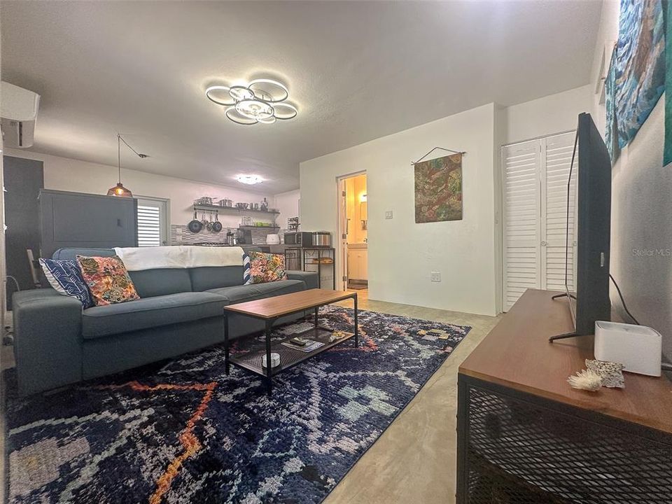 For Sale: $355,000 (2 beds, 2 baths, 1100 Square Feet)