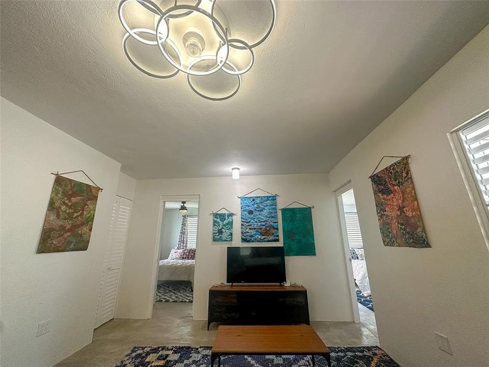 For Sale: $355,000 (2 beds, 2 baths, 1100 Square Feet)