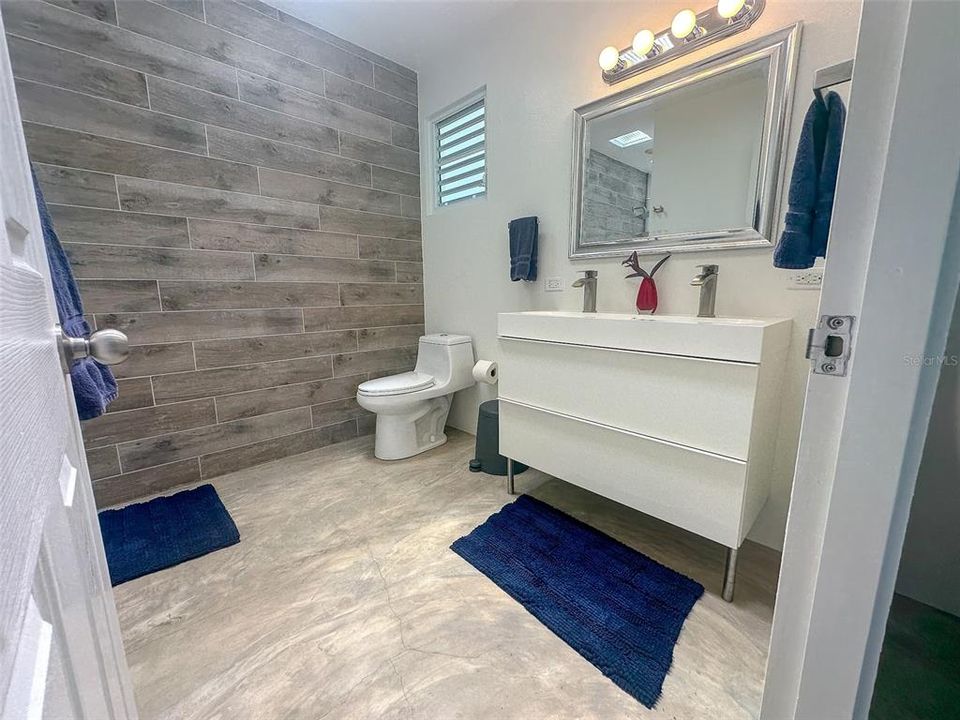 For Sale: $355,000 (2 beds, 2 baths, 1100 Square Feet)