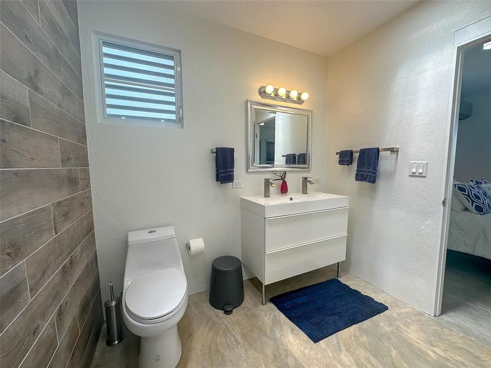 For Sale: $355,000 (2 beds, 2 baths, 1100 Square Feet)