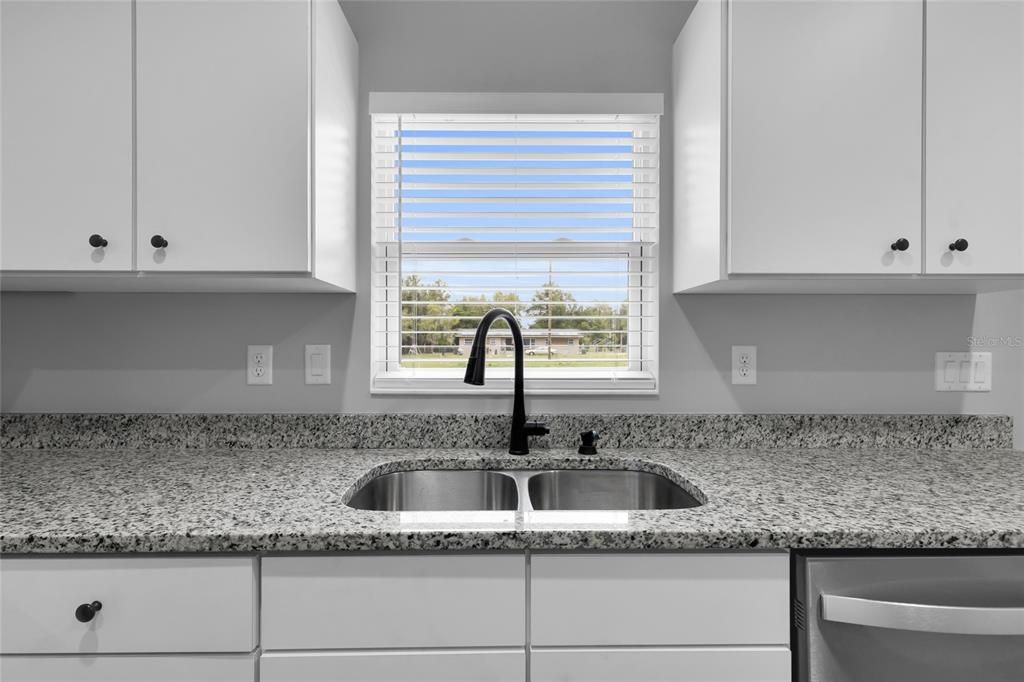 合同活跃: $245,000 (3 贝兹, 2 浴室, 1400 平方英尺)