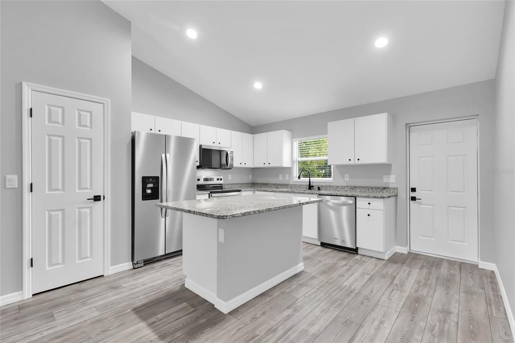 合同活跃: $245,000 (3 贝兹, 2 浴室, 1400 平方英尺)