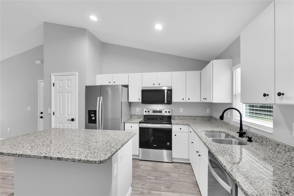 合同活跃: $245,000 (3 贝兹, 2 浴室, 1400 平方英尺)