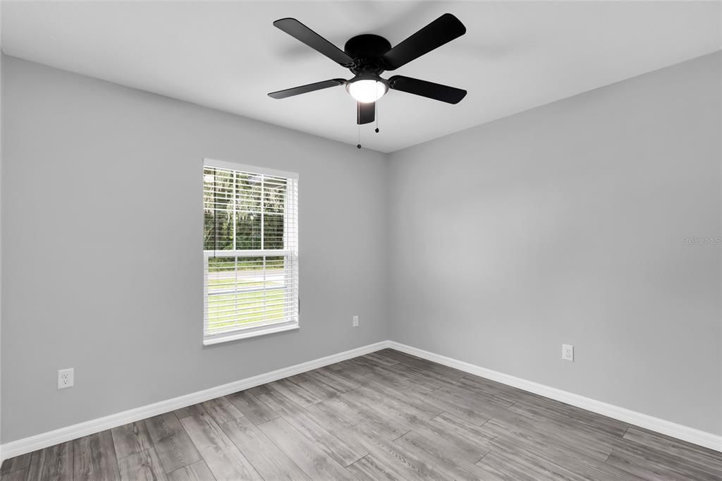 合同活跃: $245,000 (3 贝兹, 2 浴室, 1400 平方英尺)