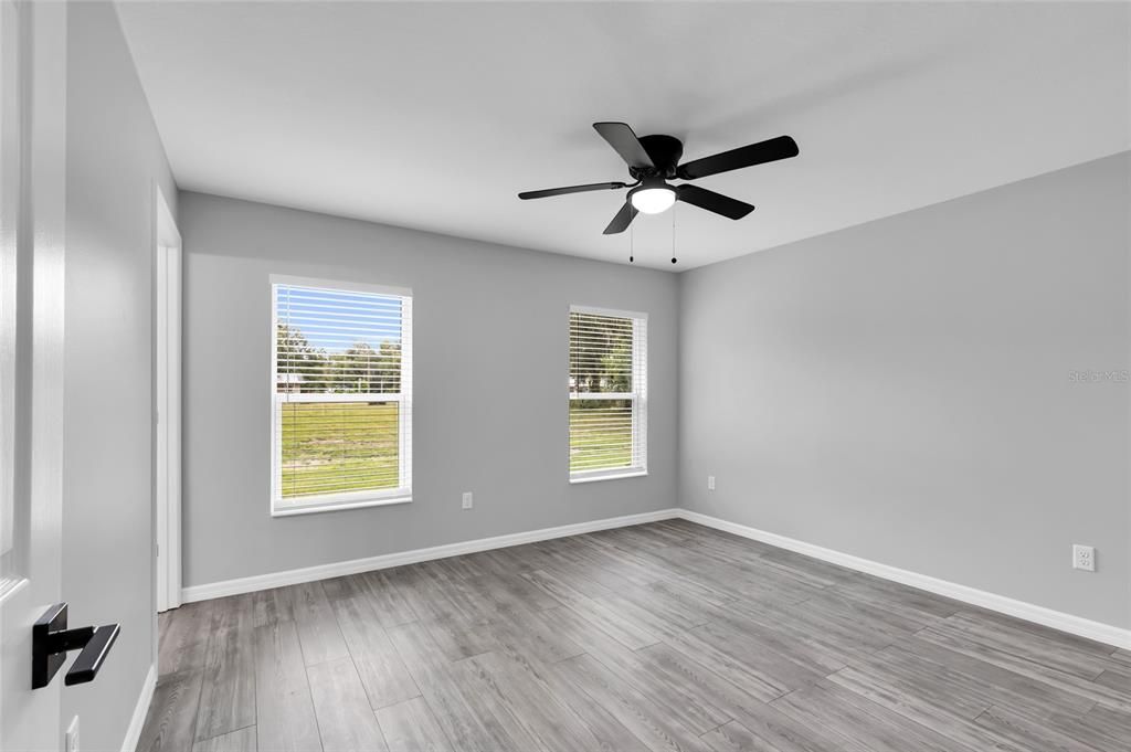 合同活跃: $245,000 (3 贝兹, 2 浴室, 1400 平方英尺)