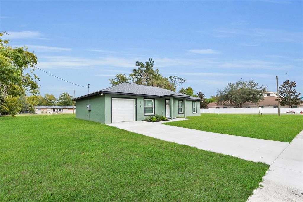 合同活跃: $245,000 (3 贝兹, 2 浴室, 1400 平方英尺)