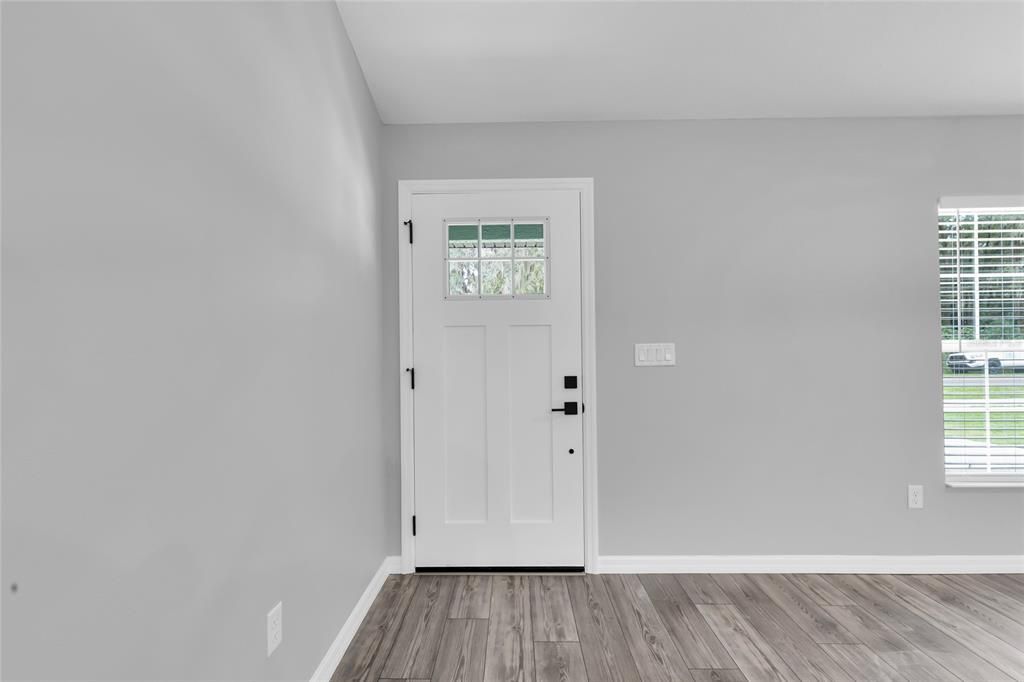 合同活跃: $245,000 (3 贝兹, 2 浴室, 1400 平方英尺)