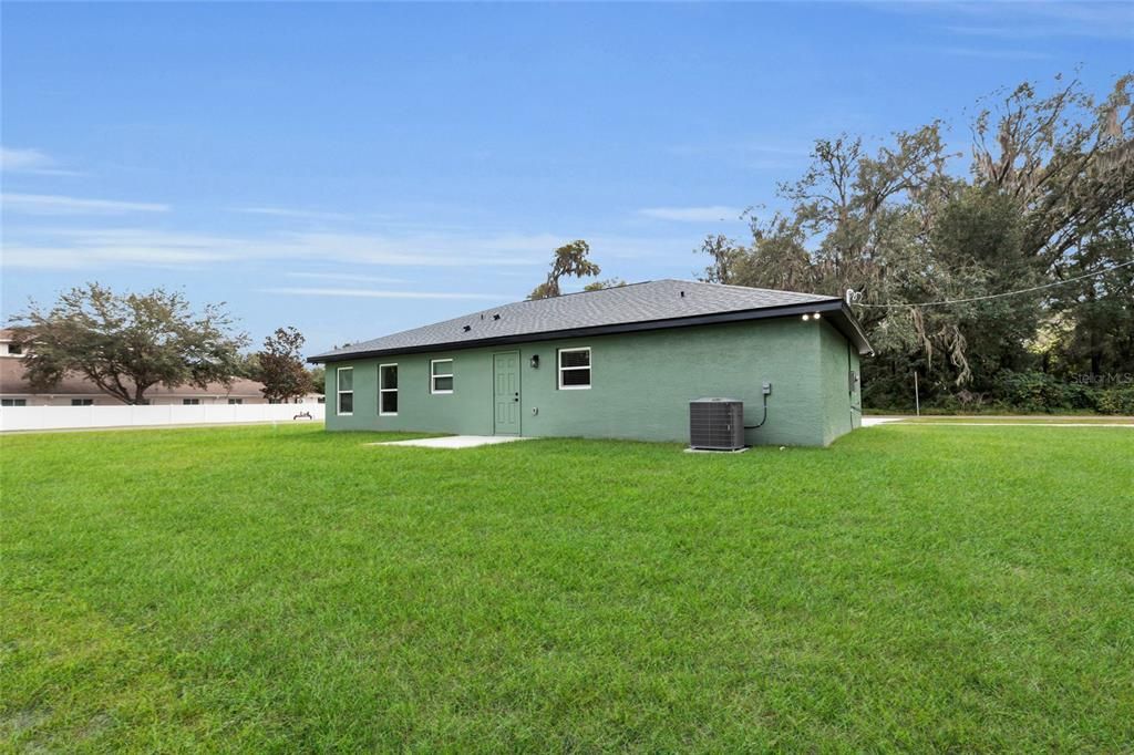 合同活跃: $245,000 (3 贝兹, 2 浴室, 1400 平方英尺)