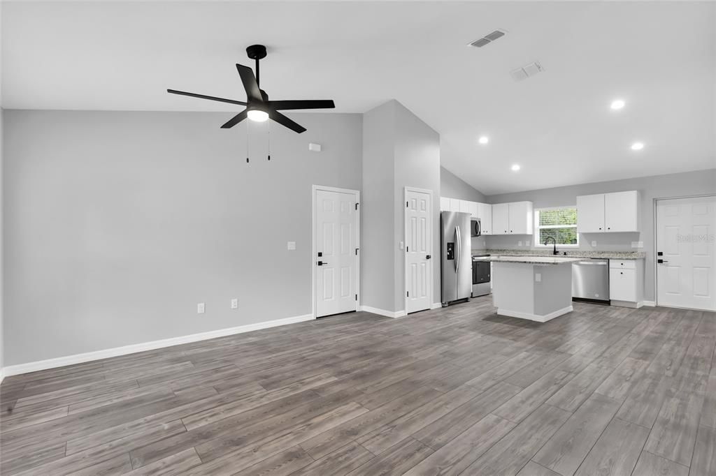 合同活跃: $245,000 (3 贝兹, 2 浴室, 1400 平方英尺)