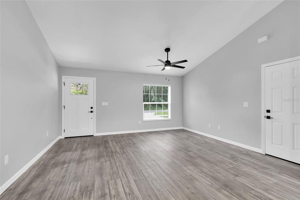 合同活跃: $245,000 (3 贝兹, 2 浴室, 1400 平方英尺)