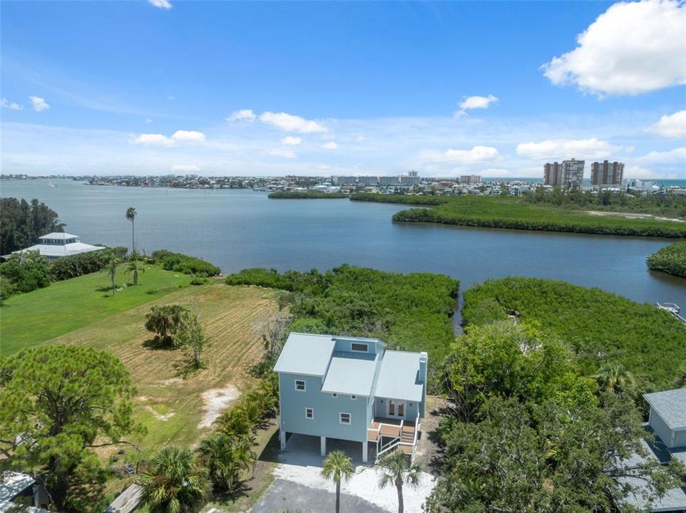 For Sale: $999,997 (4 beds, 2 baths, 2252 Square Feet)