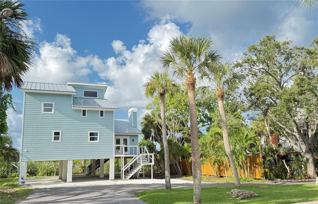 For Sale: $999,997 (4 beds, 2 baths, 2252 Square Feet)