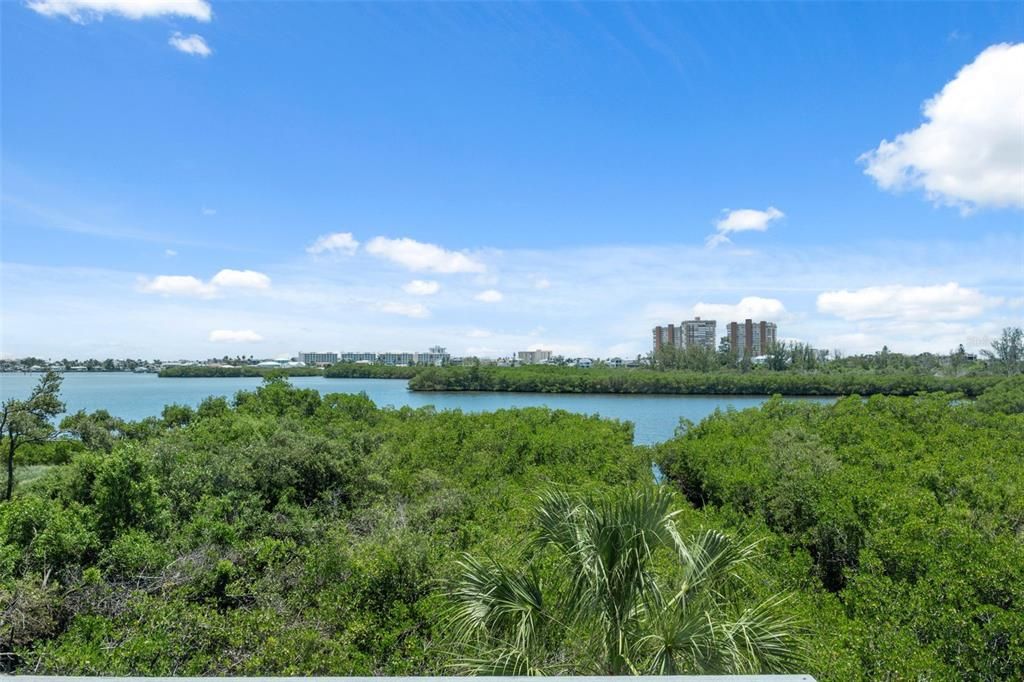 For Sale: $999,997 (4 beds, 2 baths, 2252 Square Feet)