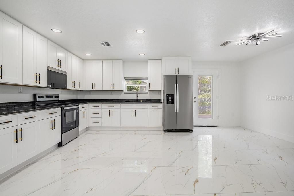 Activo con contrato: $499,000 (3 camas, 2 baños, 1666 Pies cuadrados)