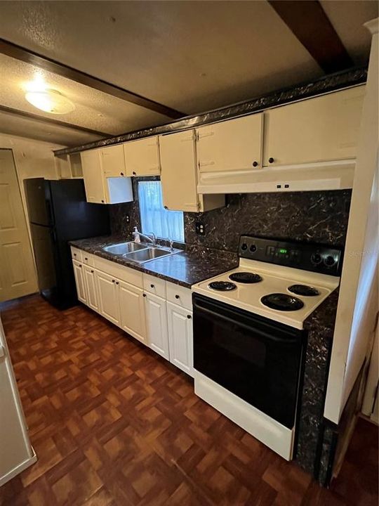 Active With Contract: $120,000 (2 beds, 1 baths, 784 Square Feet)