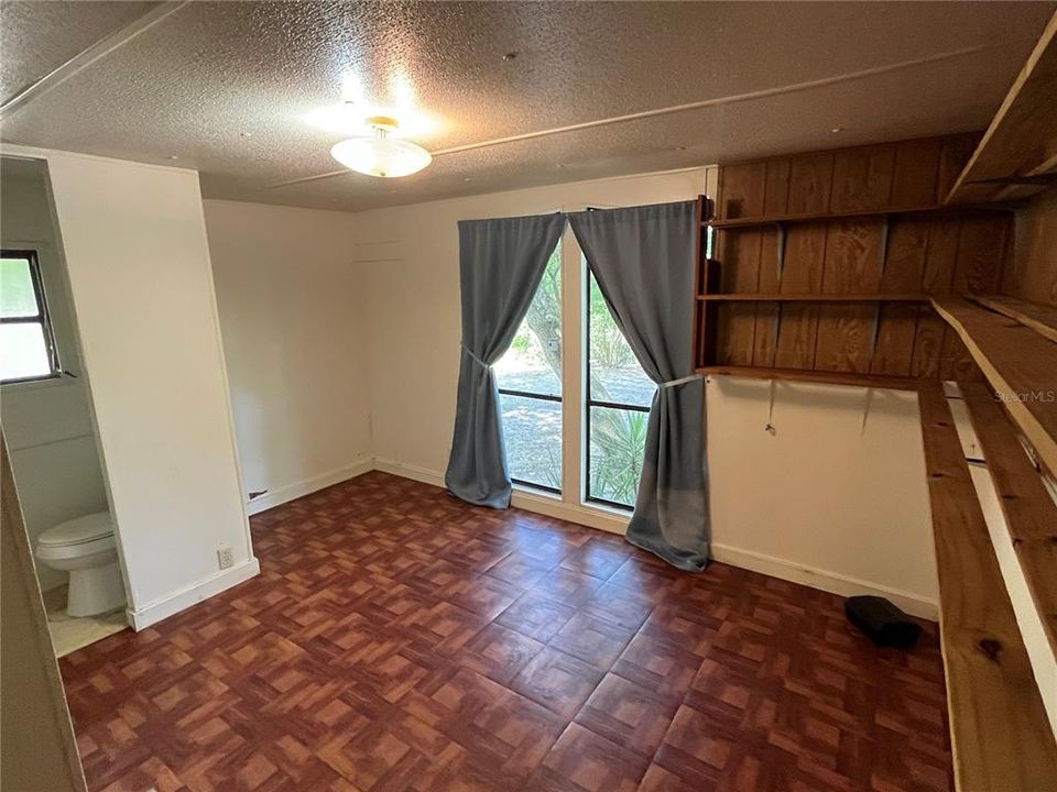 Active With Contract: $120,000 (2 beds, 1 baths, 784 Square Feet)