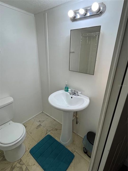 Active With Contract: $120,000 (2 beds, 1 baths, 784 Square Feet)