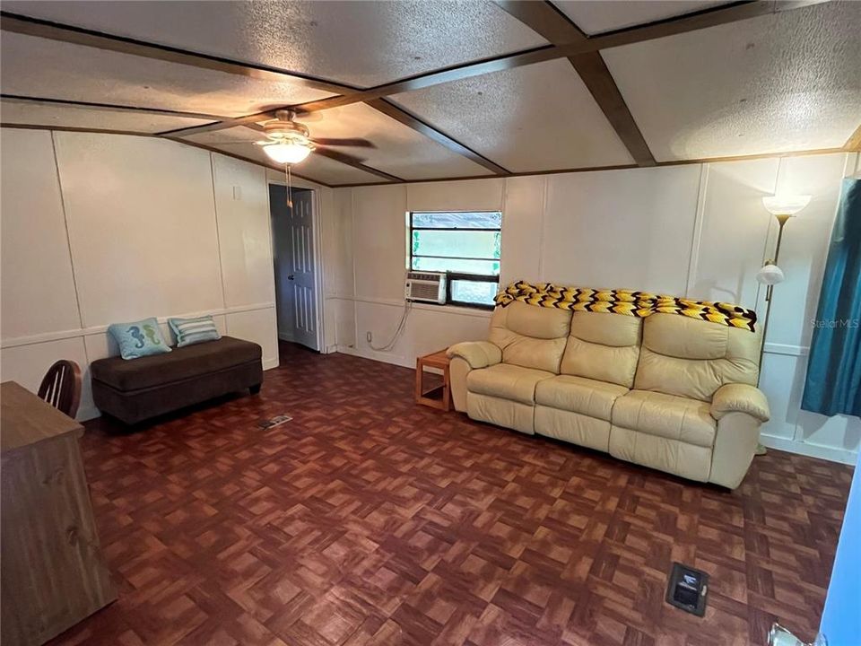 Active With Contract: $120,000 (2 beds, 1 baths, 784 Square Feet)