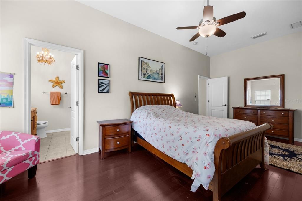 Под контрактом: $605,000 (4 спален, 4 ванн, 2981 Квадратных фут)