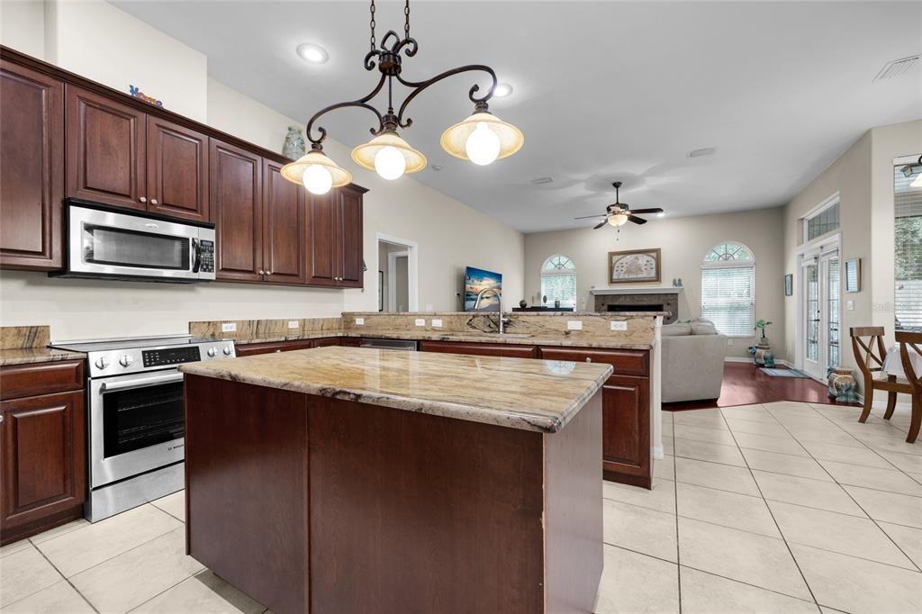 Под контрактом: $605,000 (4 спален, 4 ванн, 2981 Квадратных фут)