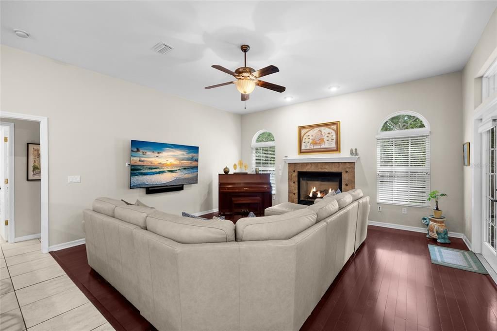 Под контрактом: $605,000 (4 спален, 4 ванн, 2981 Квадратных фут)