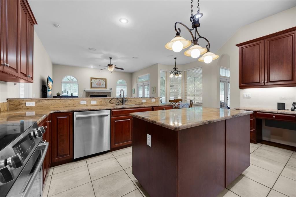 Под контрактом: $605,000 (4 спален, 4 ванн, 2981 Квадратных фут)