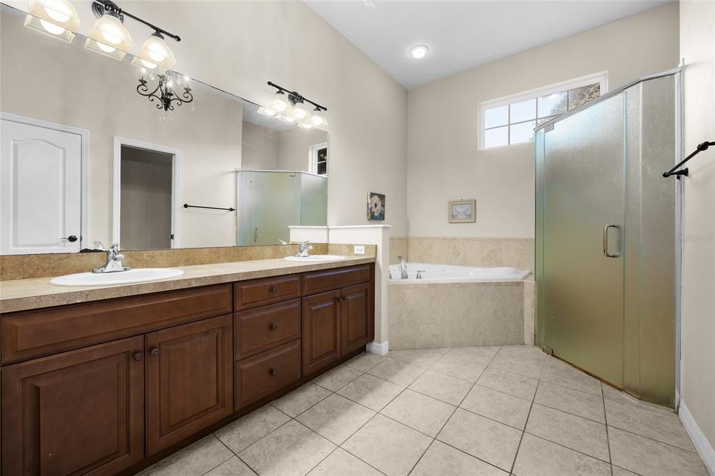 Под контрактом: $605,000 (4 спален, 4 ванн, 2981 Квадратных фут)