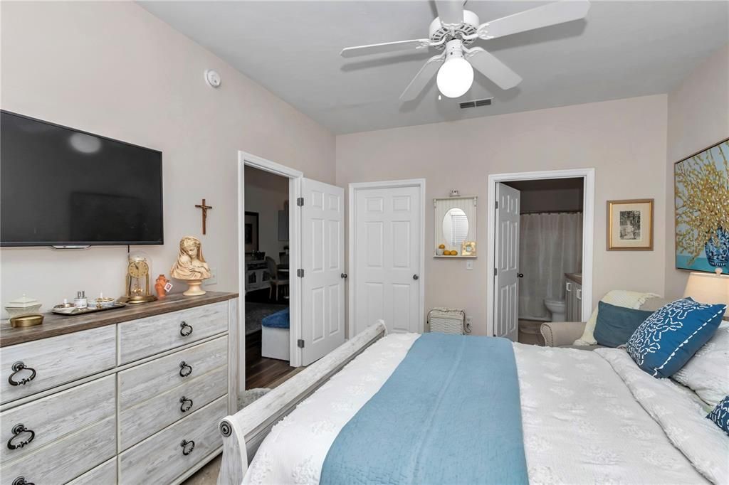 Active With Contract: $219,000 (2 beds, 2 baths, 1293 Square Feet)