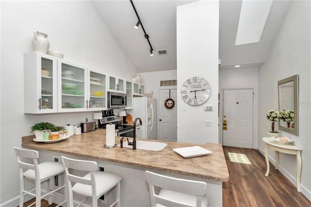 Active With Contract: $219,000 (2 beds, 2 baths, 1293 Square Feet)