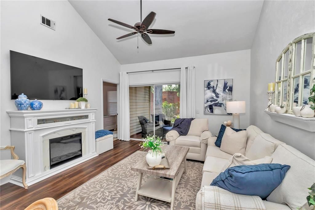 Active With Contract: $219,000 (2 beds, 2 baths, 1293 Square Feet)