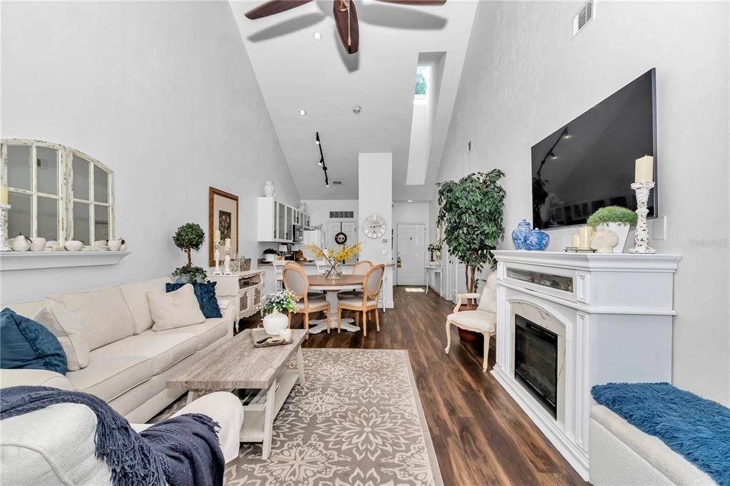 Active With Contract: $219,000 (2 beds, 2 baths, 1293 Square Feet)