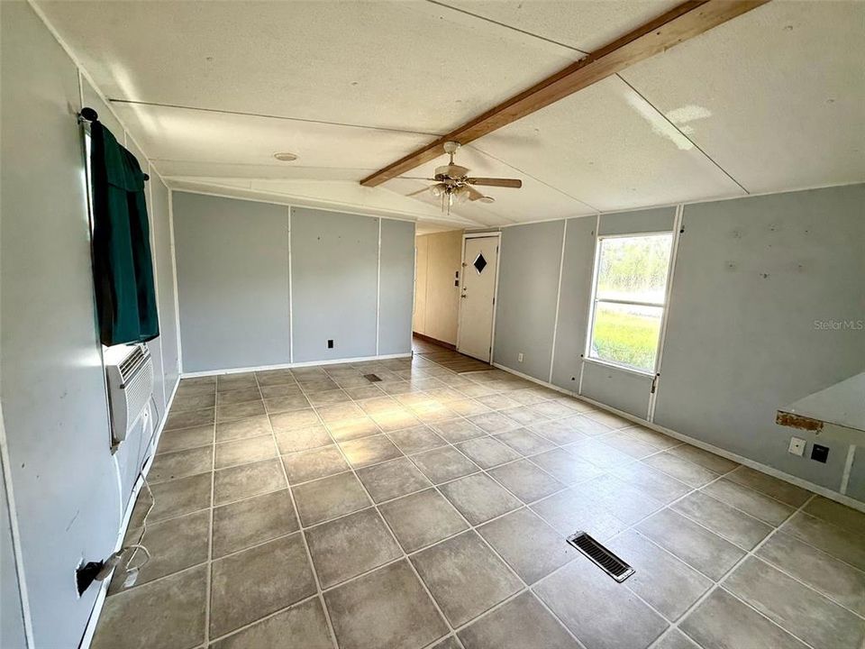 En Venta: $240,000 (4 camas, 2 baños, 924 Pies cuadrados)