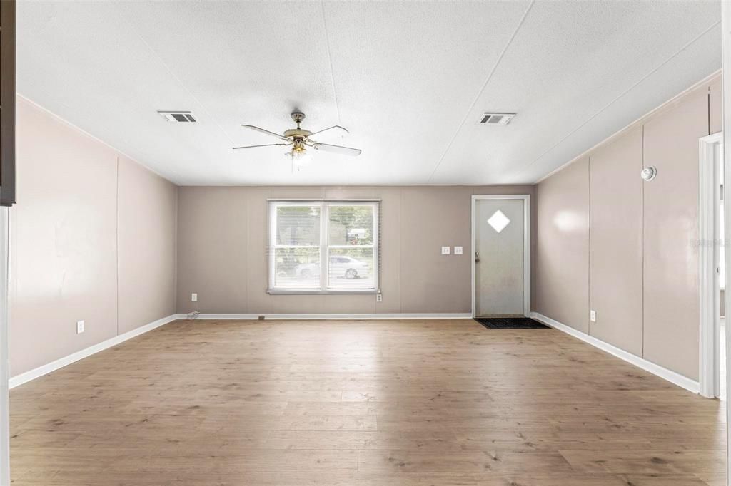 На продажу: $250,000 (4 спален, 2 ванн, 1296 Квадратных фут)