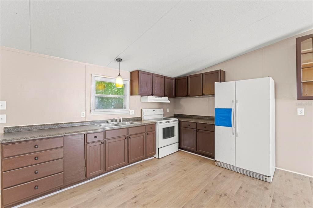 На продажу: $250,000 (4 спален, 2 ванн, 1296 Квадратных фут)