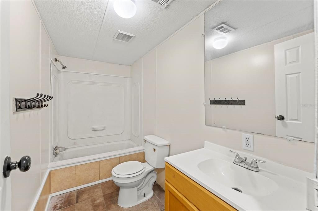 На продажу: $250,000 (4 спален, 2 ванн, 1296 Квадратных фут)