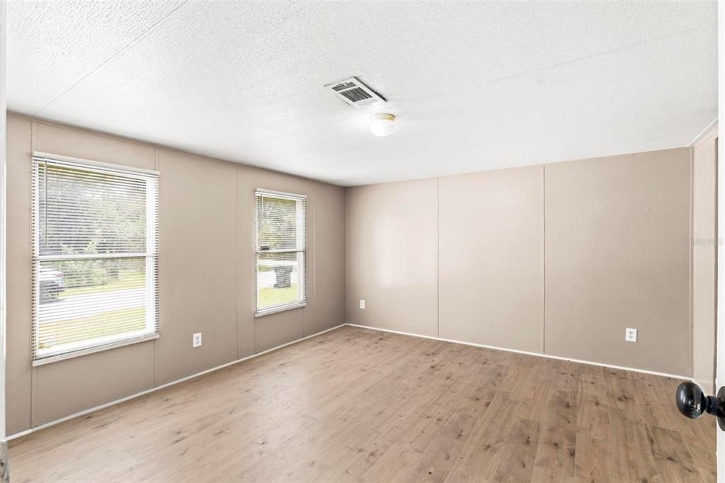 На продажу: $250,000 (4 спален, 2 ванн, 1296 Квадратных фут)