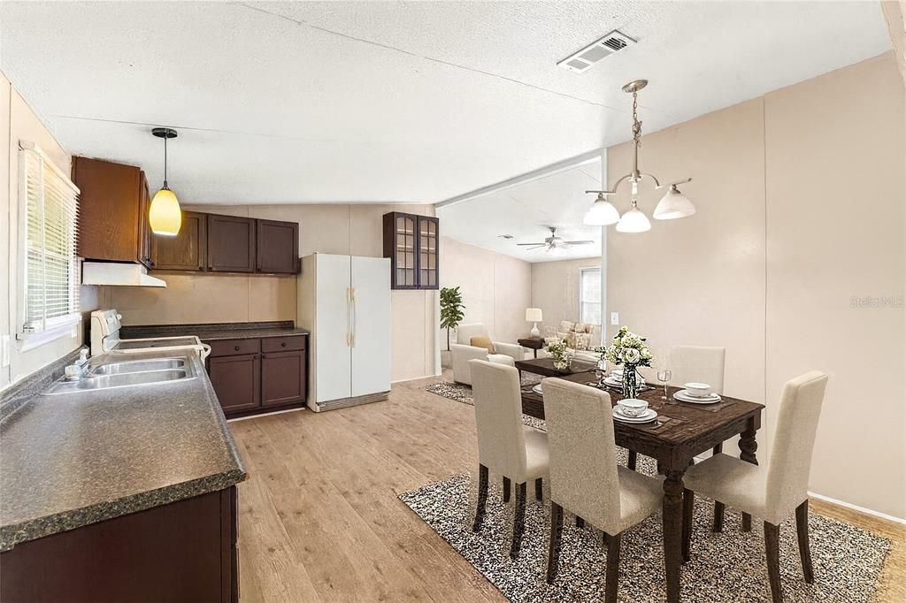 На продажу: $250,000 (4 спален, 2 ванн, 1296 Квадратных фут)