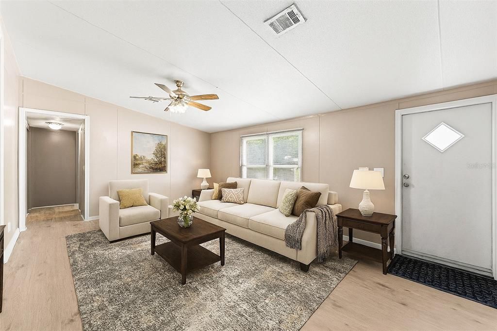 На продажу: $250,000 (4 спален, 2 ванн, 1296 Квадратных фут)