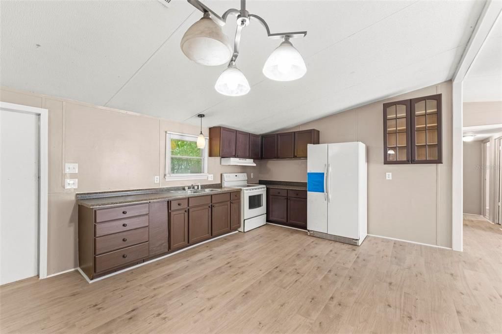 На продажу: $250,000 (4 спален, 2 ванн, 1296 Квадратных фут)