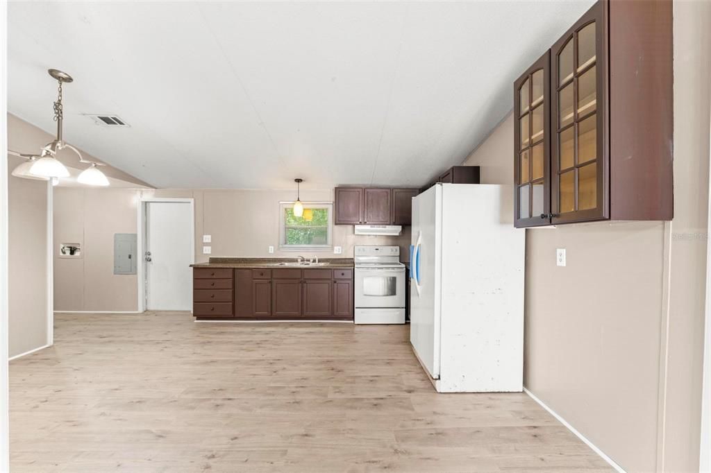 На продажу: $250,000 (4 спален, 2 ванн, 1296 Квадратных фут)