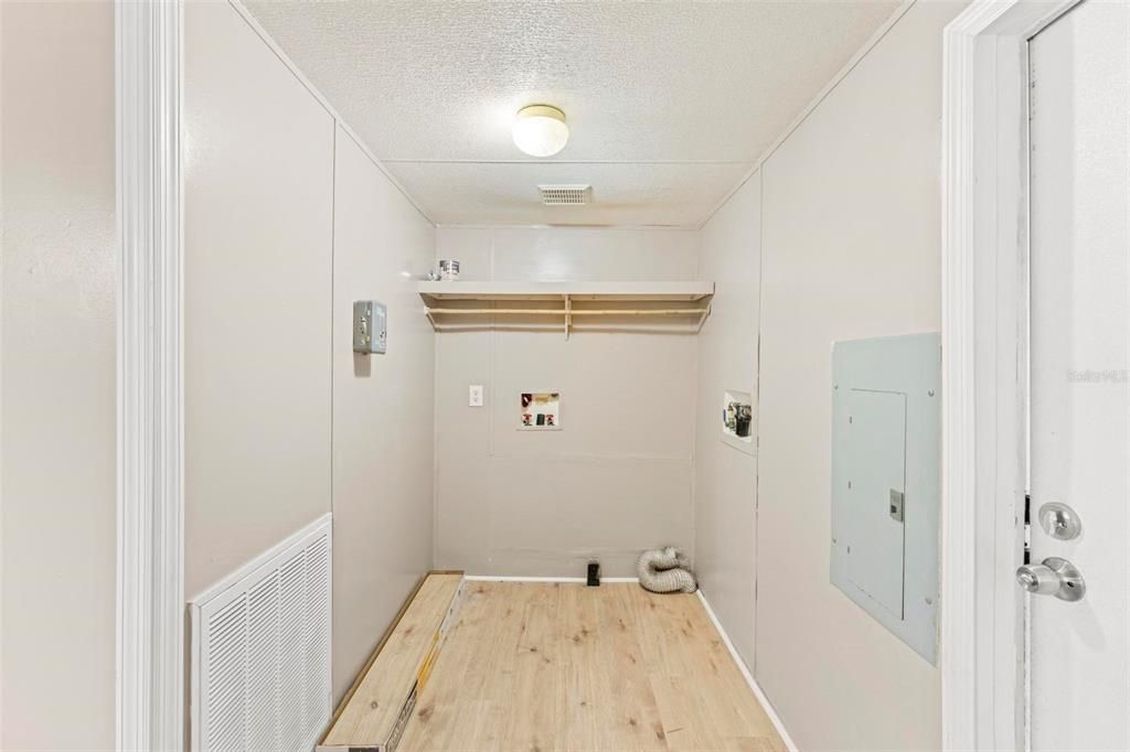 На продажу: $250,000 (4 спален, 2 ванн, 1296 Квадратных фут)