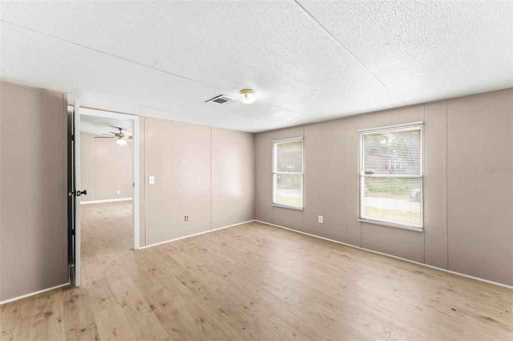 На продажу: $250,000 (4 спален, 2 ванн, 1296 Квадратных фут)