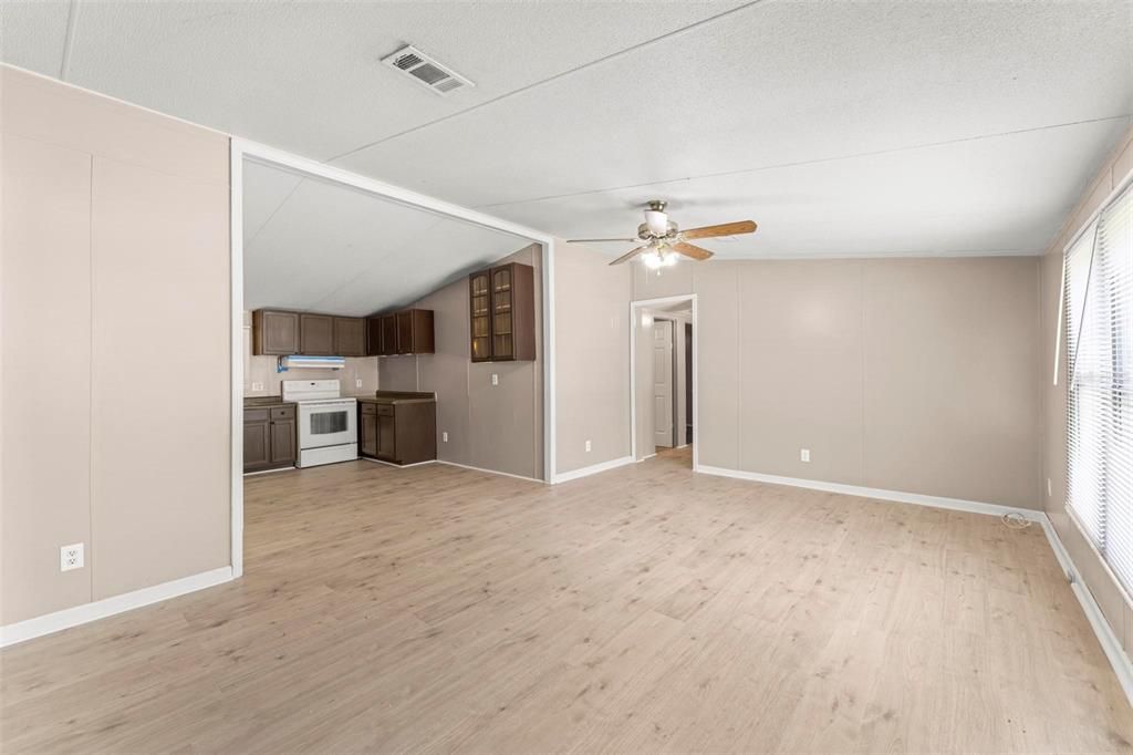 На продажу: $250,000 (4 спален, 2 ванн, 1296 Квадратных фут)