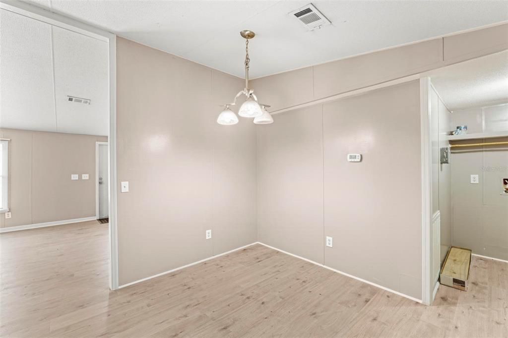 На продажу: $250,000 (4 спален, 2 ванн, 1296 Квадратных фут)