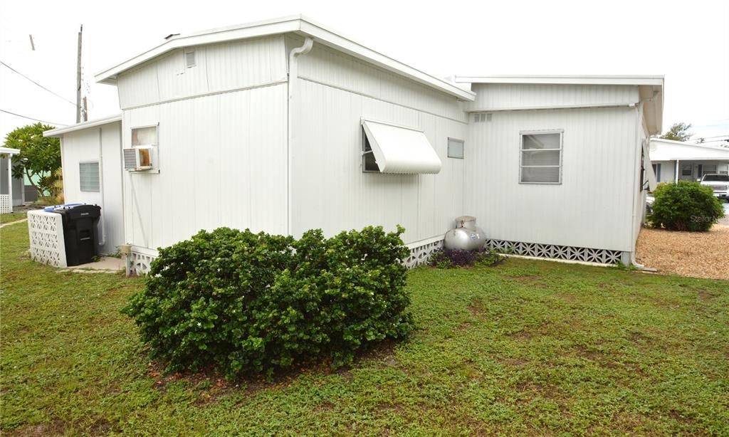 Active With Contract: $120,000 (1 beds, 1 baths, 552 Square Feet)