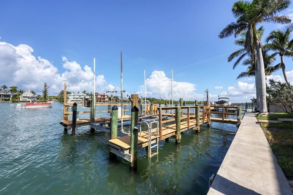 На продажу: $4,185,000 (4 спален, 4 ванн, 4537 Квадратных фут)