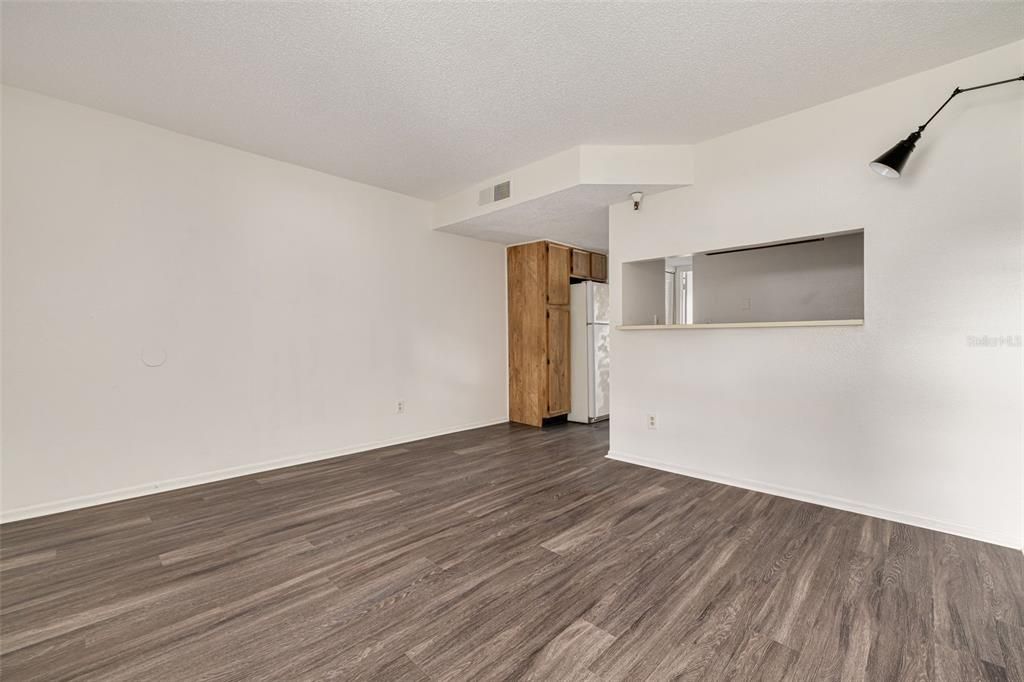 合同活跃: $79,000 (1 贝兹, 1 浴室, 504 平方英尺)