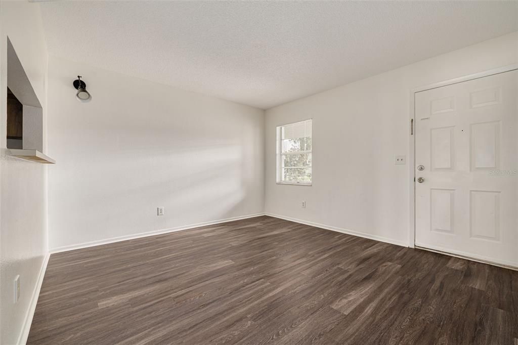 合同活跃: $79,000 (1 贝兹, 1 浴室, 504 平方英尺)