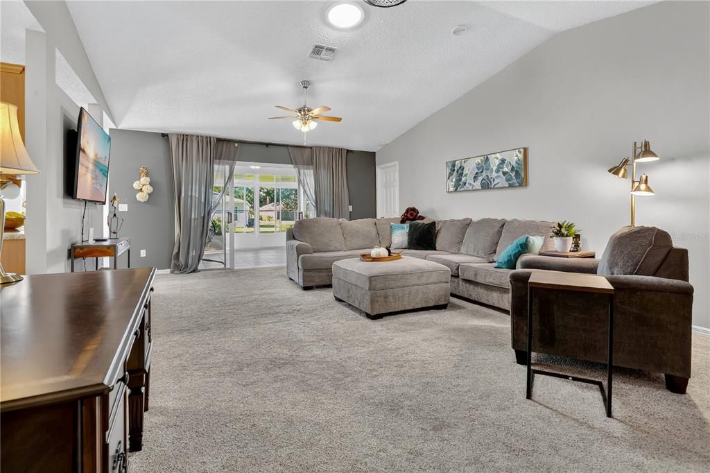 На продажу: $245,000 (3 спален, 2 ванн, 1685 Квадратных фут)