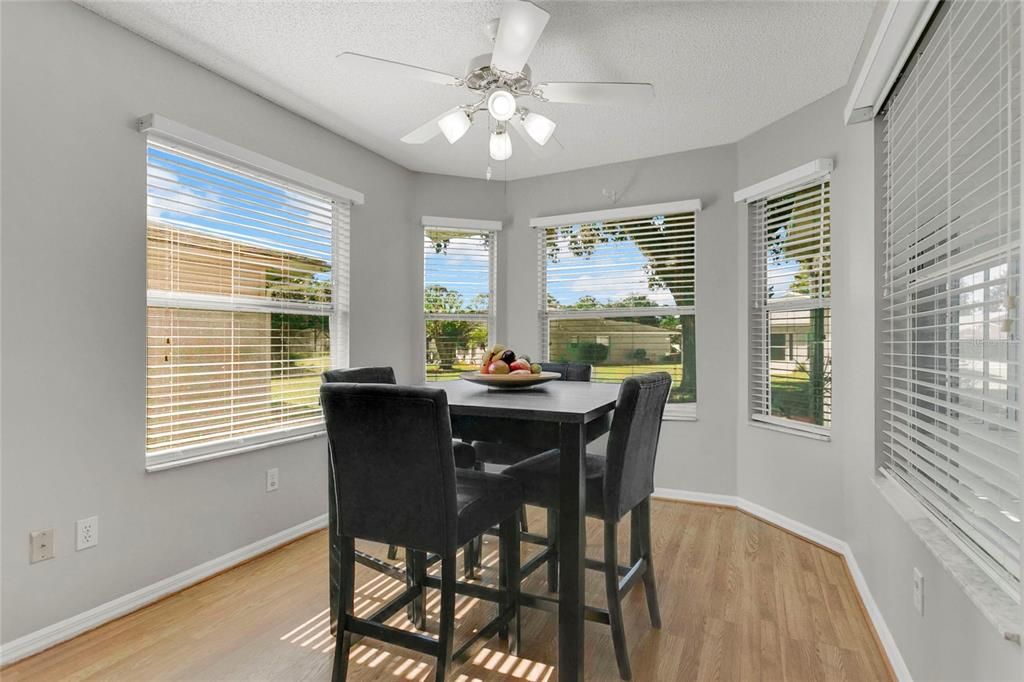 На продажу: $245,000 (3 спален, 2 ванн, 1685 Квадратных фут)